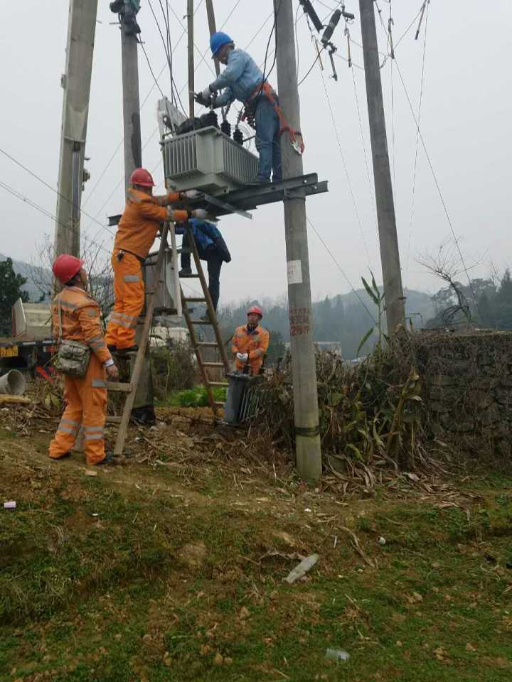 守護(hù)燈火，電力人在行動——松桃供電局一線員工春節(jié)保電側(cè)記