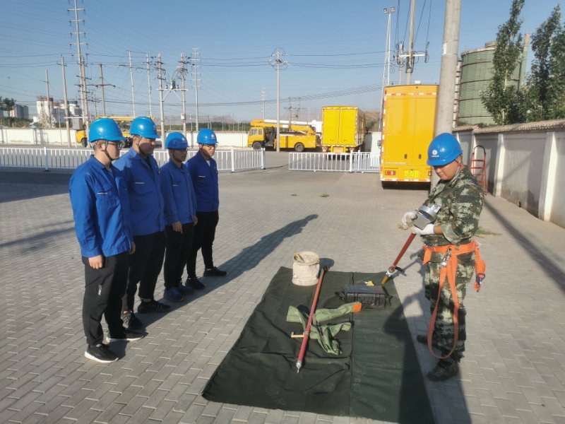 烏海電業(yè)局配電帶電作業(yè)中心：現(xiàn)場培訓求實效，技能素質(zhì)再提升