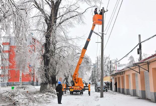 受強雨雪大風冰凍天氣影響，吉林延邊全力搶修供電線路