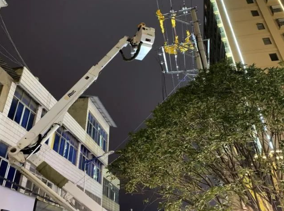 云南電網(wǎng)陸良供電局城區(qū)供電所冬夜搶修，杜絕用電隱患
