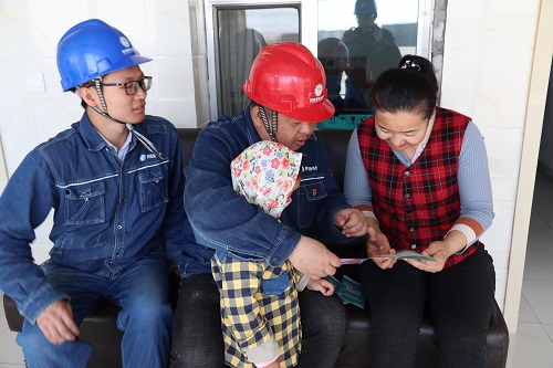阿拉善電業(yè)局電力宣傳進(jìn)家門，客戶服務(wù)零距離