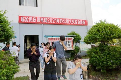 臨滄鳳慶供電局開展2021年消防、反恐怖襲擊及電梯事故專項(xiàng)應(yīng)急演練