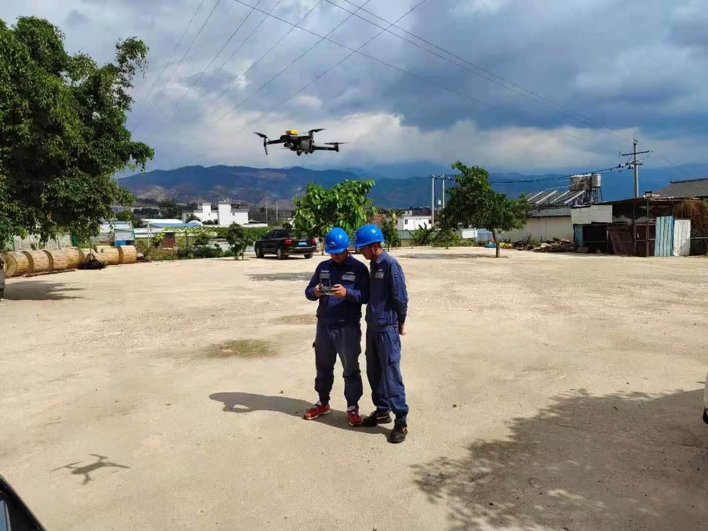 臨滄云縣供電局為建黨百年?！半姟弊o(hù)航