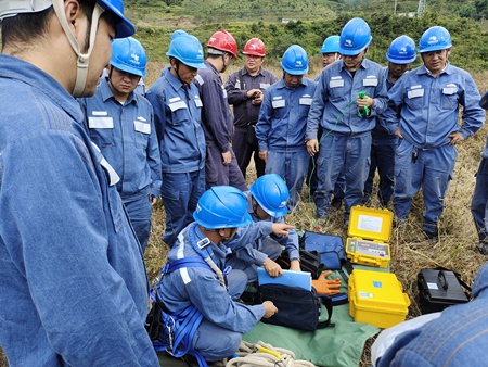 鳳慶供電局開展接地電阻儀、直流試送儀的培訓(xùn)