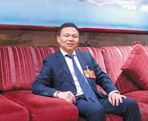 強(qiáng)電網(wǎng)優(yōu)服務(wù) 推動(dòng)城鄉(xiāng)一體化發(fā)展——訪全國人大代表、奧克斯集團(tuán)有限公司董事長鄭堅(jiān)江