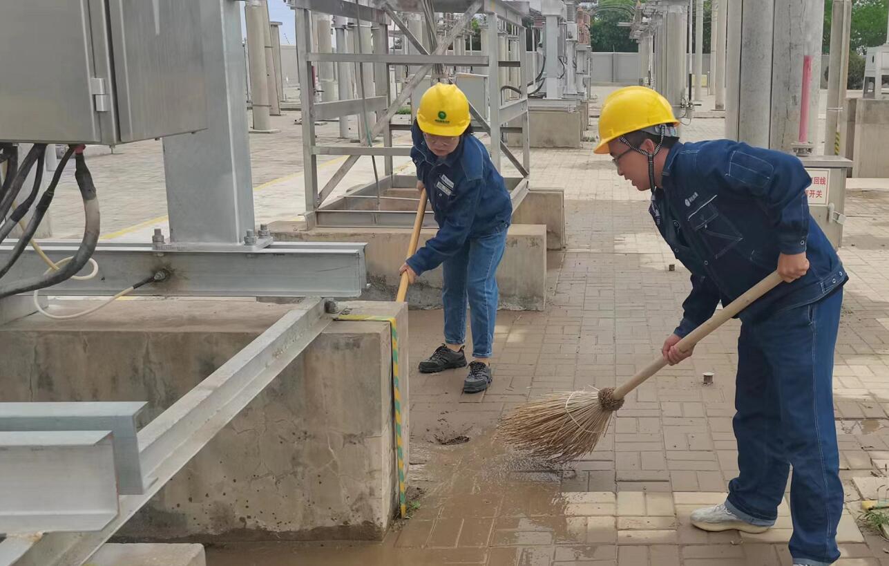 戈壁有雨，阿電人全力出擊保供電