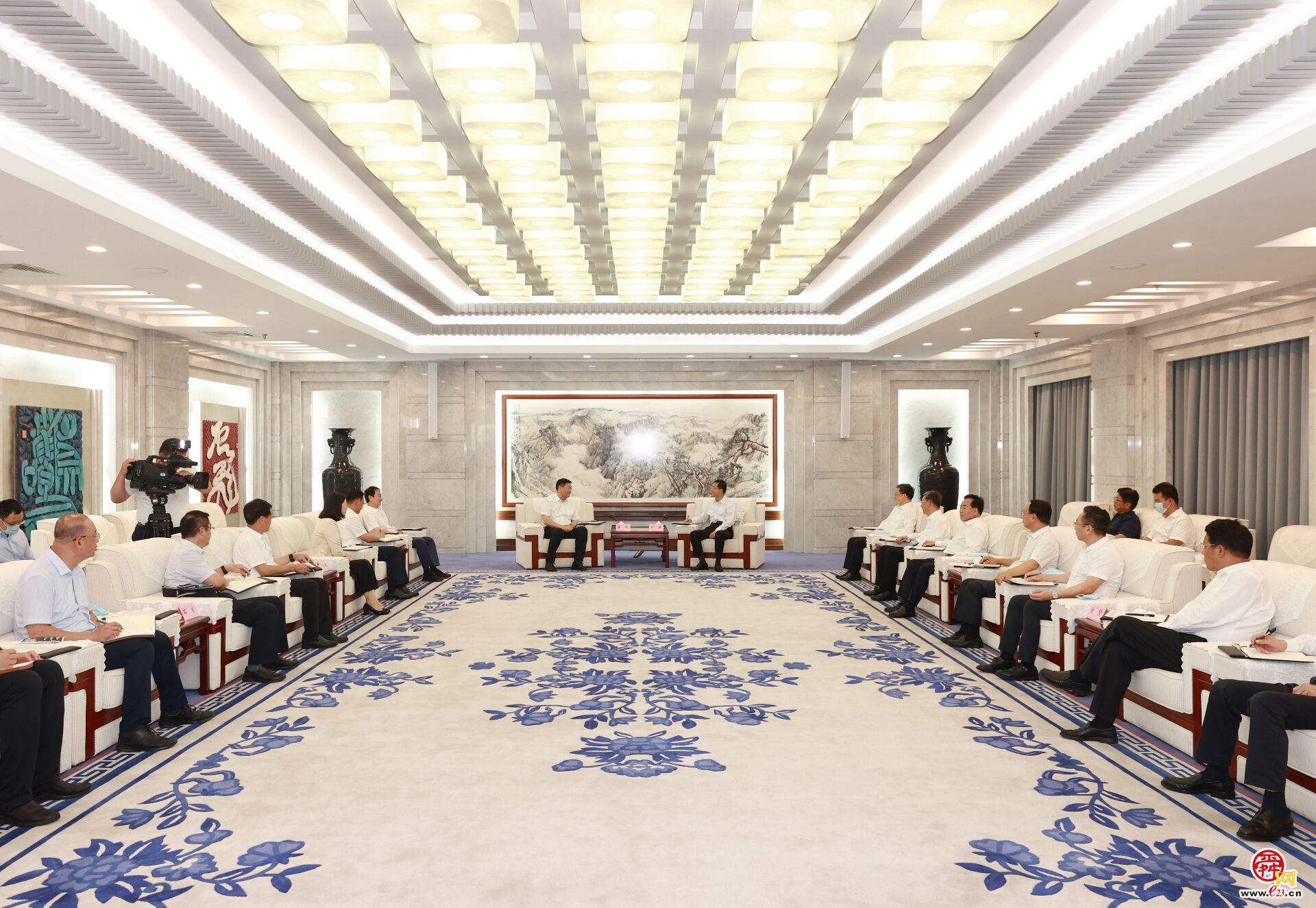 山東省委常委、濟(jì)南市委書記劉強(qiáng)會(huì)見(jiàn)國(guó)網(wǎng)山東電力公司董事長(zhǎng)、黨委書記蔣斌一行
