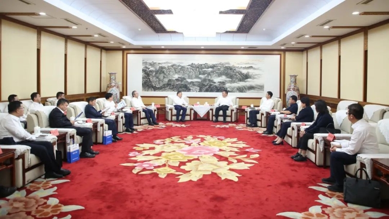 宋海良與內蒙古自治區(qū)黨委常委、呼和浩特市委書記包鋼座談