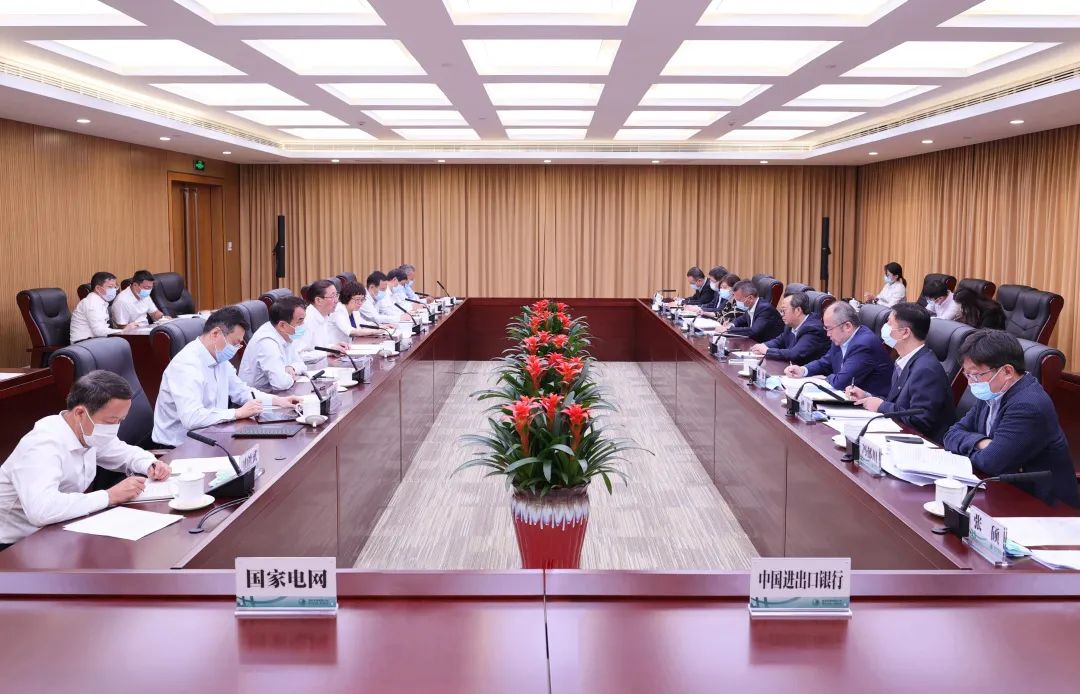 國(guó)家電網(wǎng)公司董事長(zhǎng)、黨組書記辛保安與進(jìn)出口銀行董事長(zhǎng)吳富林會(huì)談