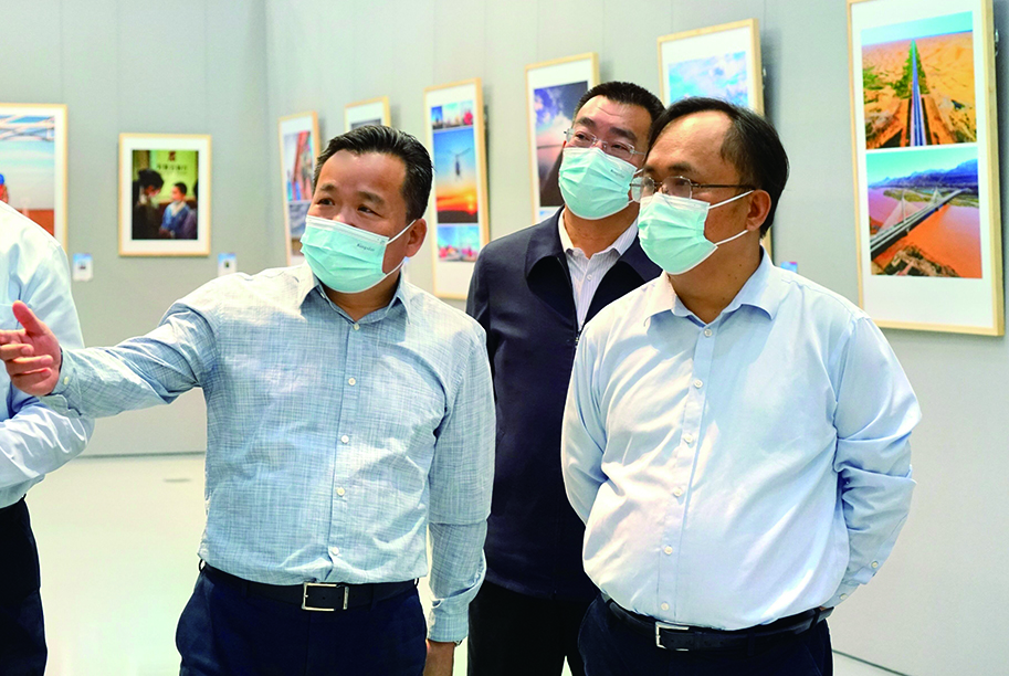 許振山、賈振國(guó)一行參觀“喜迎二十大 奮進(jìn)新征程”書(shū)法美術(shù)攝影展