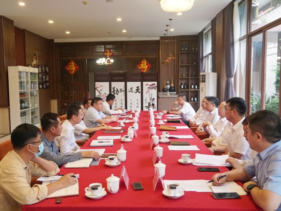 中國電建黨委常委、副總經理徐鵬程與海南萬寧市委書記蓋文啟、市長王三防座談