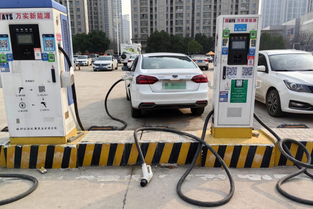 新能源車充電槍被扔積水中，對“城市家電”需多加愛護