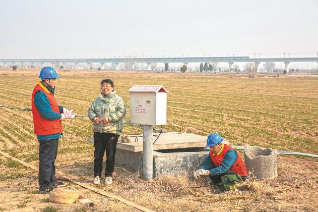 山東省梁山縣：黃河灘區(qū)上，井在地頭，電到井口