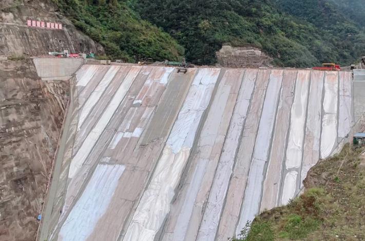中國(guó)能建葛洲壩市政公司承建的重慶蟠龍抽水蓄能電站下水庫大壩澆筑完成