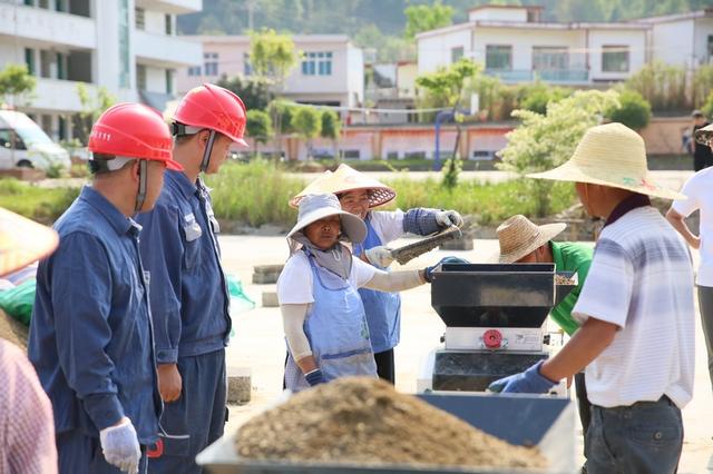 貴州貞豐機械化育秧抓農時 電力“三?！敝焊? width=