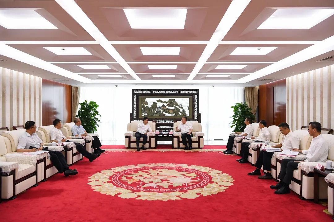 葉向東與甘肅省委常委、副省長(zhǎng)張錦剛舉行會(huì)談