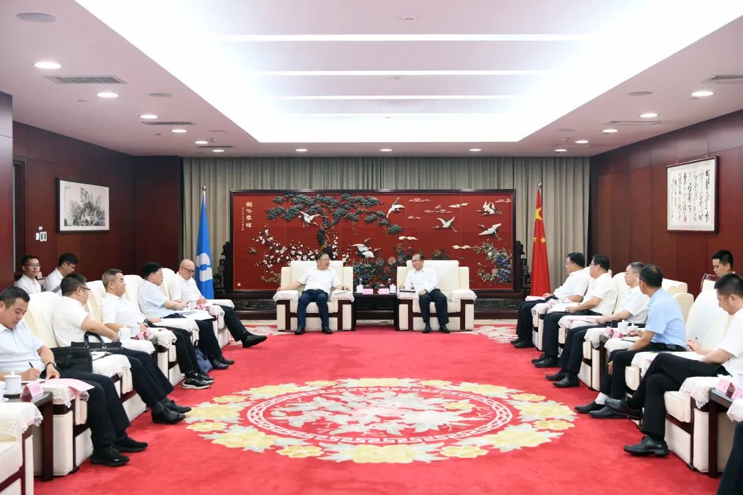 江毅與廣西壯族自治區(qū)人民政府黨組成員、國(guó)資委黨委書記秦如培舉行會(huì)談