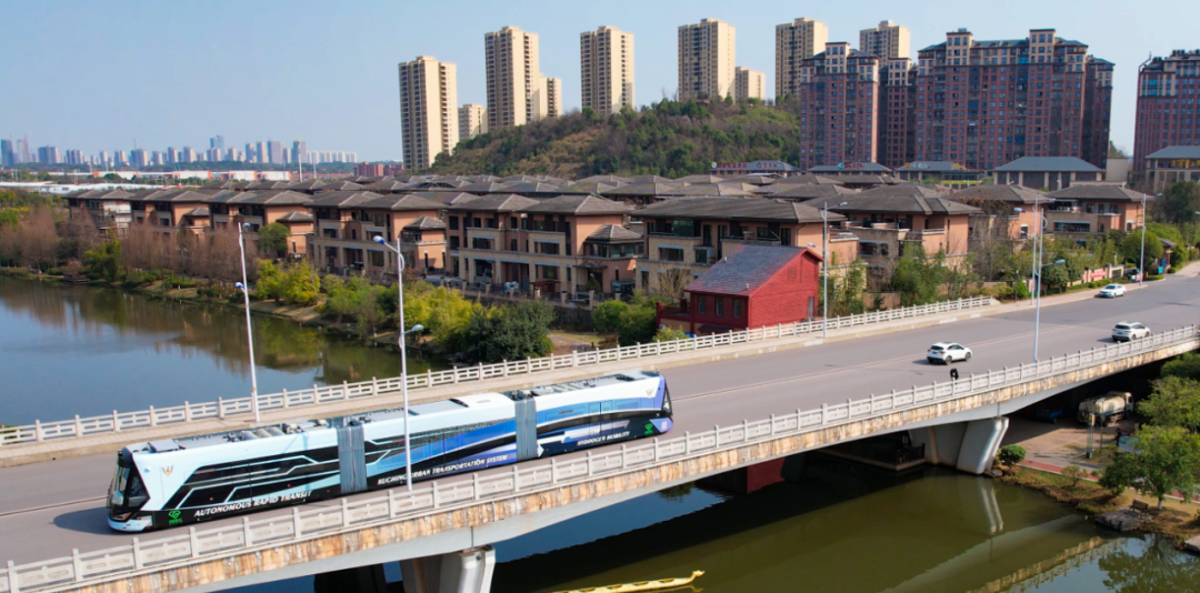 我國自主研制，全球首輛氫能源智軌電車“出?！?