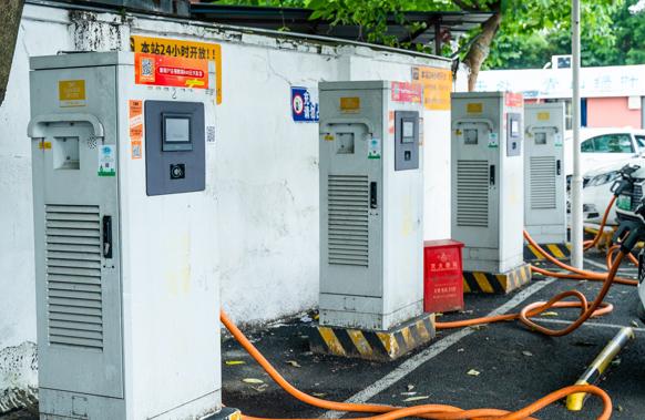 新能源汽車日漸增多，充電樁使用亂象如何管?