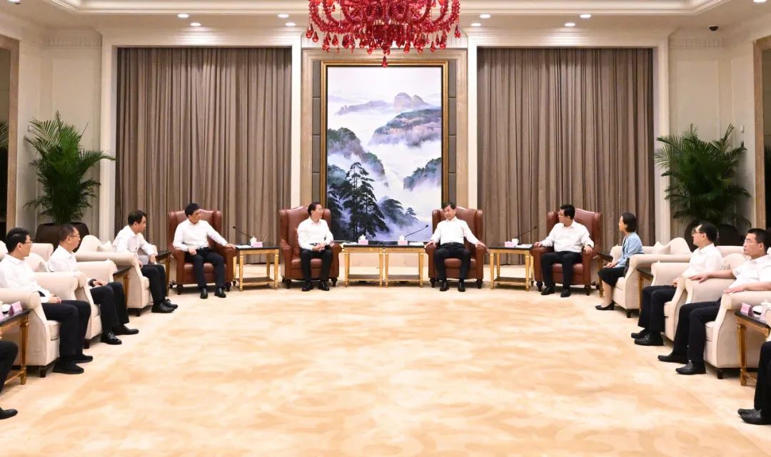 國家電網(wǎng)公司董事長、黨組書辛保安與福建省委書記周祖翼、省長趙龍會談