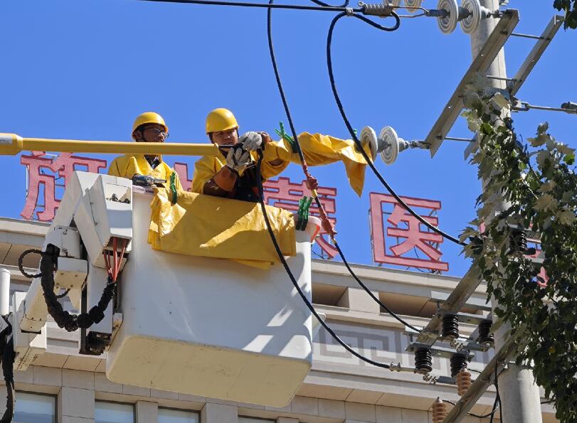 阿拉善供電公司迎夏峰帶電消缺，保醫(yī)電“汗”衛(wèi)民生