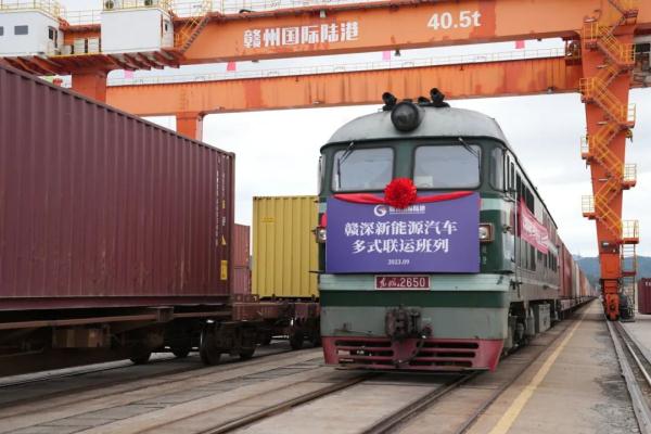 國產(chǎn)新能源汽車，坐火車“出?！?