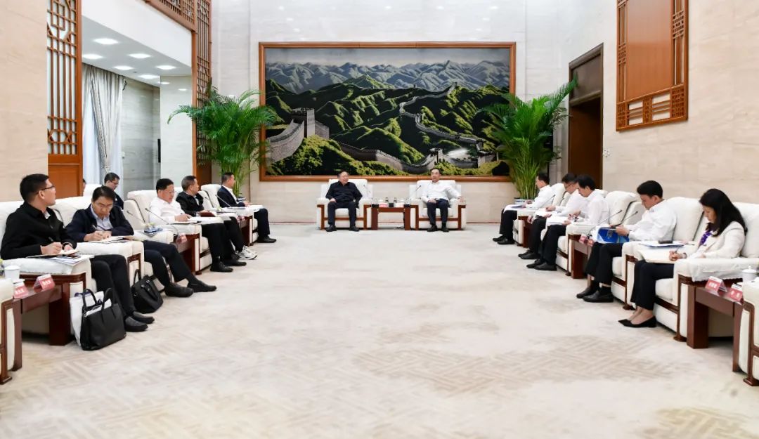 大唐集團有限公司黨組書記、董事長鄒磊與廣西壯族自治區(qū)國資委黨委書記秦如培會談