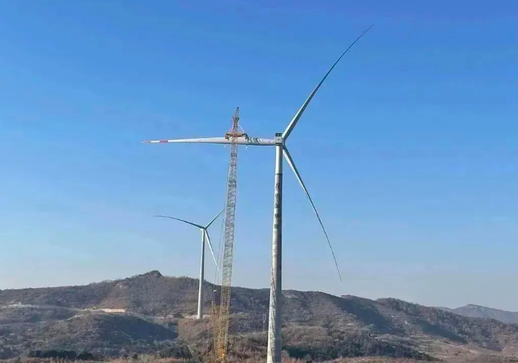 中石化起運(yùn)公司營(yíng)口風(fēng)電項(xiàng)目首臺(tái)混塔圓滿吊裝！