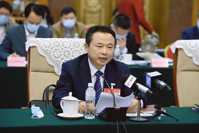 【兩會好聲音】全國人大代表、天能控股董事長張?zhí)烊危和苿印犊稍偕茉捶ā沸抻啠Ｕ蠂夷茉窗踩? width=
