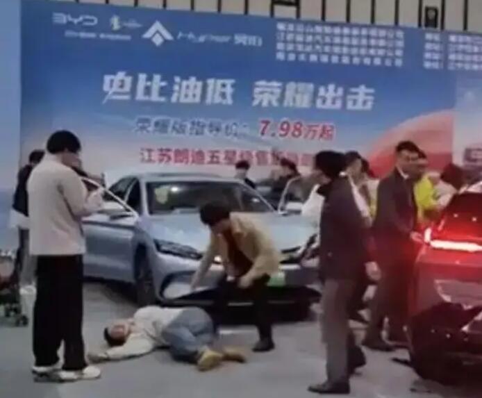 突然啟動(dòng)!參展車撞傷5人，車企最新回應(yīng)