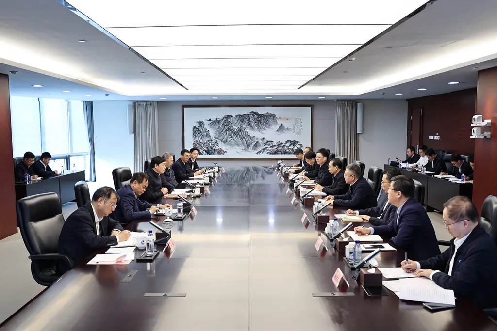 華電集團(tuán)董事長(zhǎng)江毅、總經(jīng)理葉向東與國(guó)家電網(wǎng)董事長(zhǎng)、黨組書記張智剛會(huì)談