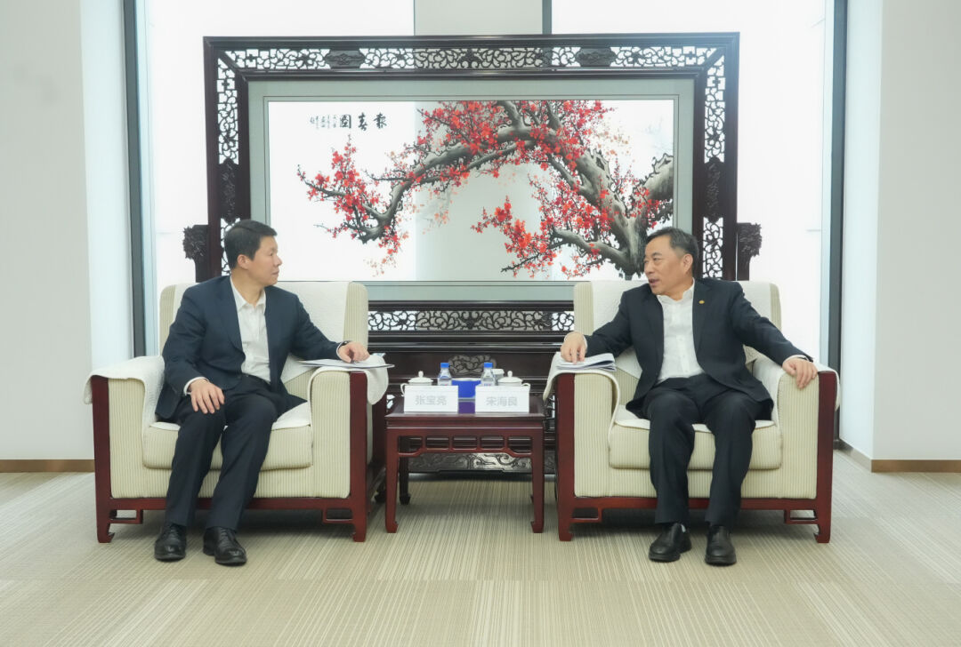 中國(guó)能建黨委書記、董事長(zhǎng)宋海良與臨沂市市長(zhǎng)張寶亮?xí)? width=