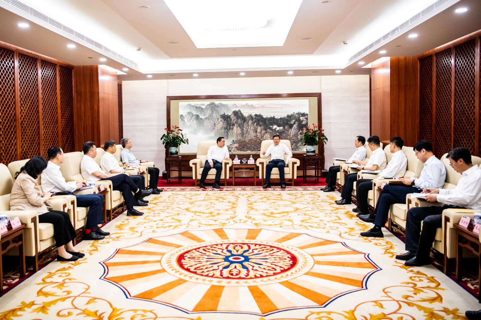 國(guó)家能源集團(tuán)公司總經(jīng)理、黨組副書記余兵會(huì)見(jiàn)鎮(zhèn)江市委書記馬明龍一行