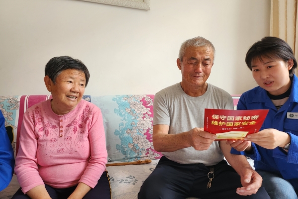 內(nèi)蒙古電力公司烏海千里山供電公司黨支部、工會、團支部（青工委）開展“蒙電愛心光明行”保密宣傳活動