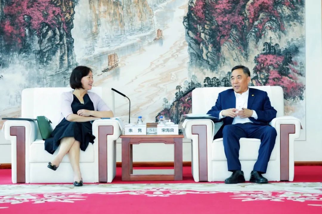 中國(guó)能建黨委書記、董事長(zhǎng)宋海良與絲路基金董事長(zhǎng)朱雋會(huì)談