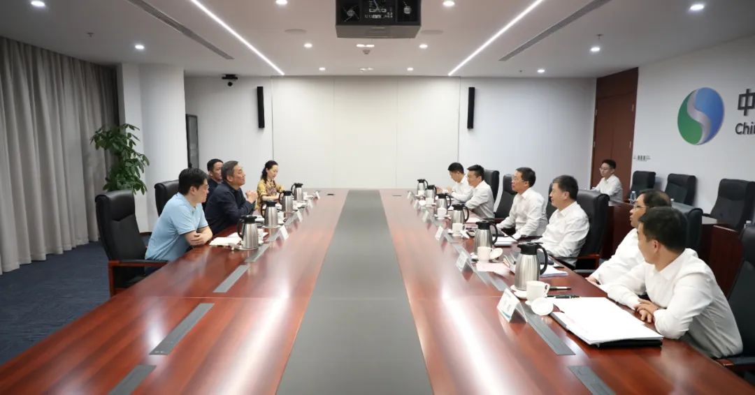 中國(guó)電氣裝備李洪鳳董事長(zhǎng)、周群總經(jīng)理會(huì)見(jiàn)上海市經(jīng)信委副主任戎之勤