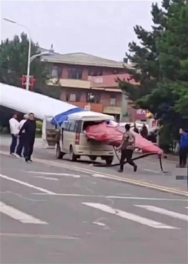 黑龍江一面包車被風(fēng)電機葉片刺穿，知情人：車上載有7人