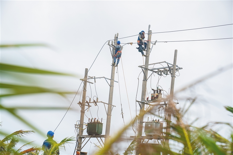 保亭、三亞等多個(gè)市縣供電隊(duì)伍全力支援文昌搶修復(fù)電