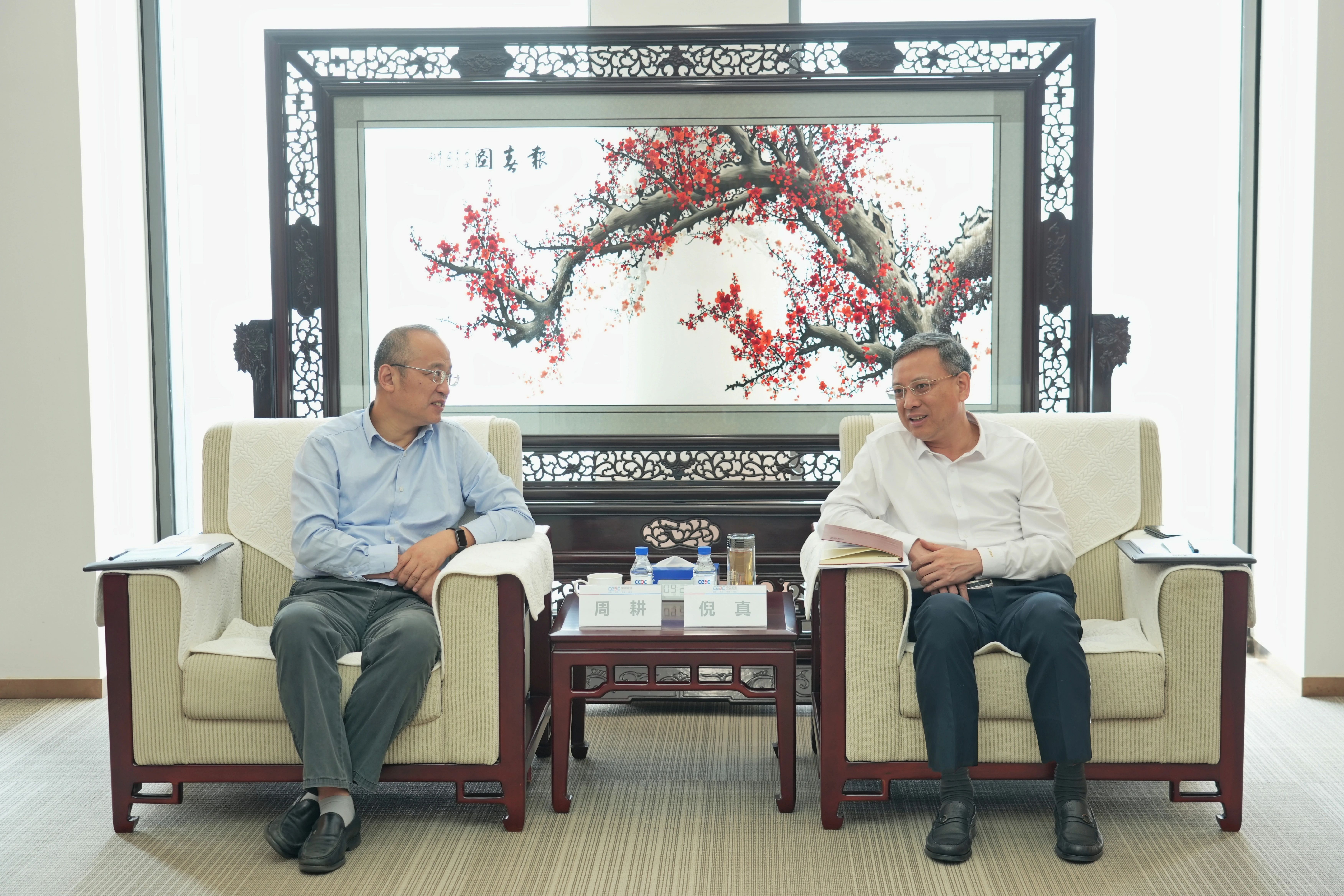 中國能建黨委副書記、總經(jīng)理倪真與武漢市硚口區(qū)委書記周耕會談