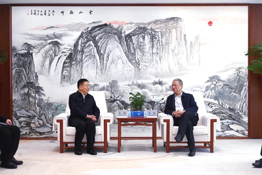中國電建黨委副書記、總經(jīng)理王斌與內(nèi)蒙古自治區(qū)黨委常委、呼和浩特市委書記包鋼會談